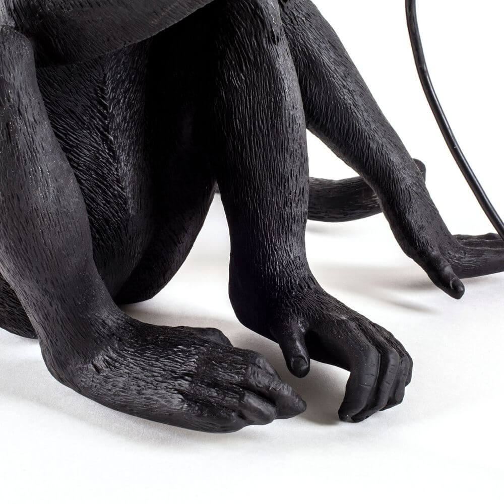 Alt Tag: Seletti Monkey Lamp Dekoleuchte Outdoor sitzend Schwarz sitzender Affe mit Glühbirne, detailreiche schwarze Oberfläche