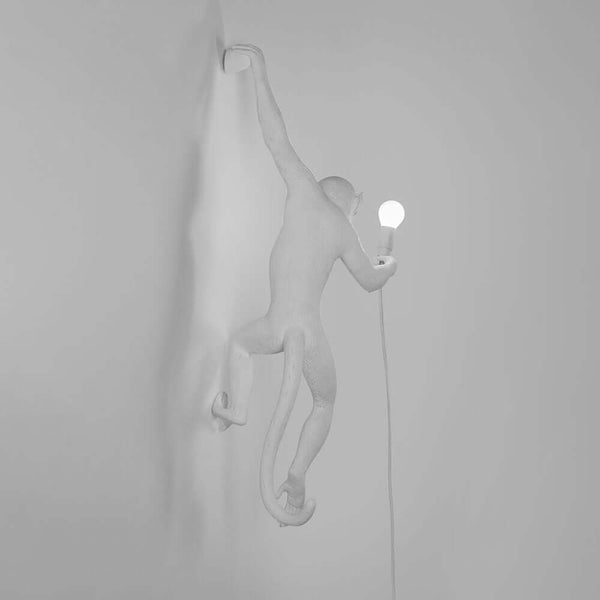 Seletti Monkey Wandleuchte hängend linke Hand Weiß, weiße Affen-Wandlampe mit skulpturalem Design