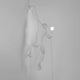Seletti Monkey Wandleuchte hängend linke Hand Weiß als kreative Wandlampe in Weiß mit Affen-Design.