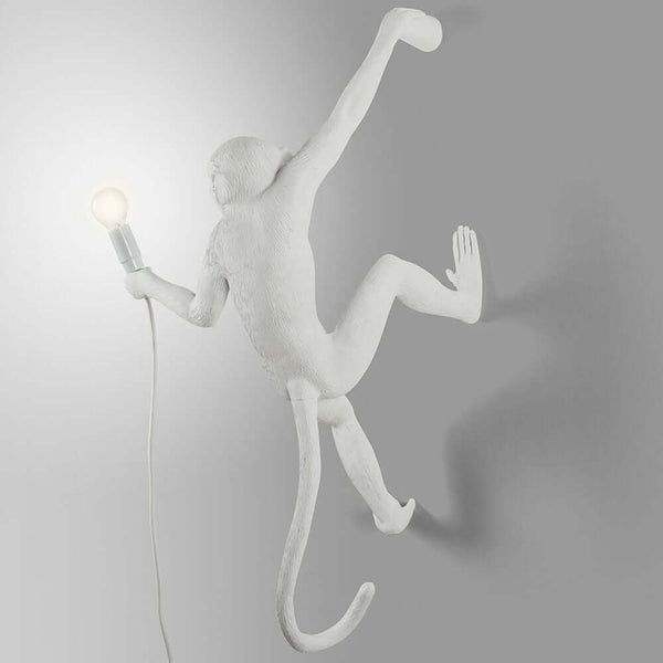 Seletti Monkey Wandleuchte hängend rechte Hand Weiß – dekorative Affen-Wandlampe in Weiß