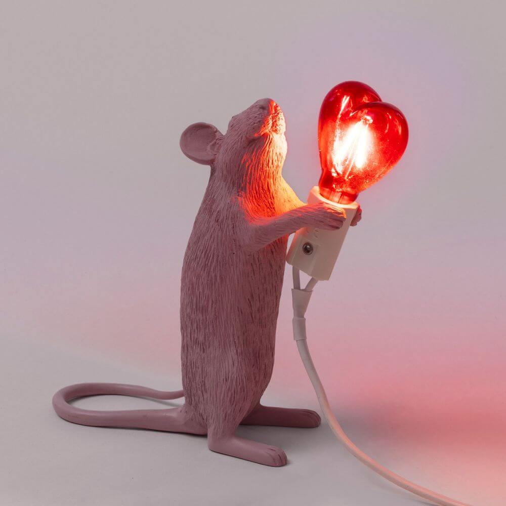 Seletti Mouse Lamp Step LED-Tischleuchte USB Herz rosa Maus mit leuchtendem roten Herz in Pfoten, Designerleuchte von Marcantonio Raimondi Malerba
