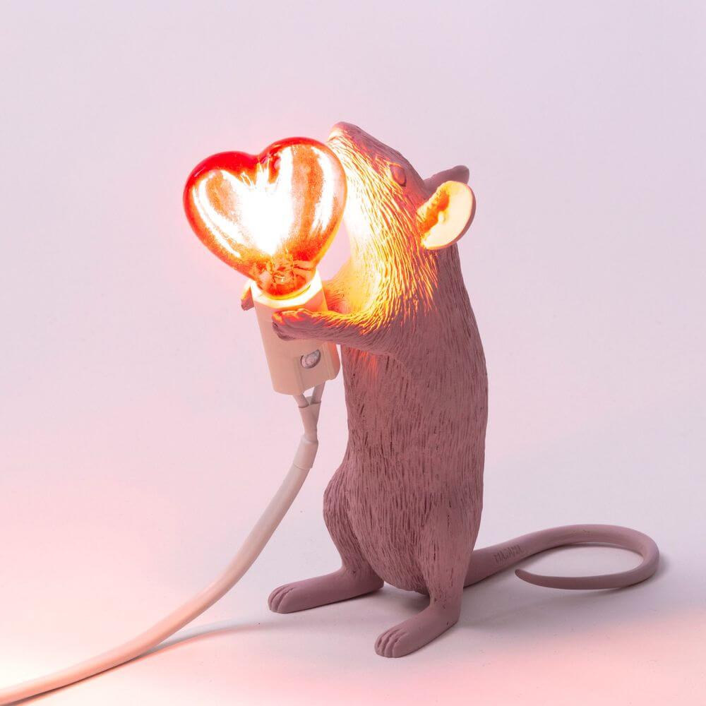 Seletti Mouse Lamp Step LED-Tischleuchte USB Herz - rosa Mauslampe mit leuchtendem rotem Herz, Designerleuchte von Marcantonio Raimondi Malerba