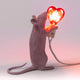 Seletti Mouse Lamp Step LED-Tischleuchte USB Herz – rosa Mauslampe mit leuchtendem roten Herz, USB-Tischleuchte von Marcantonio Raimondi Malerba