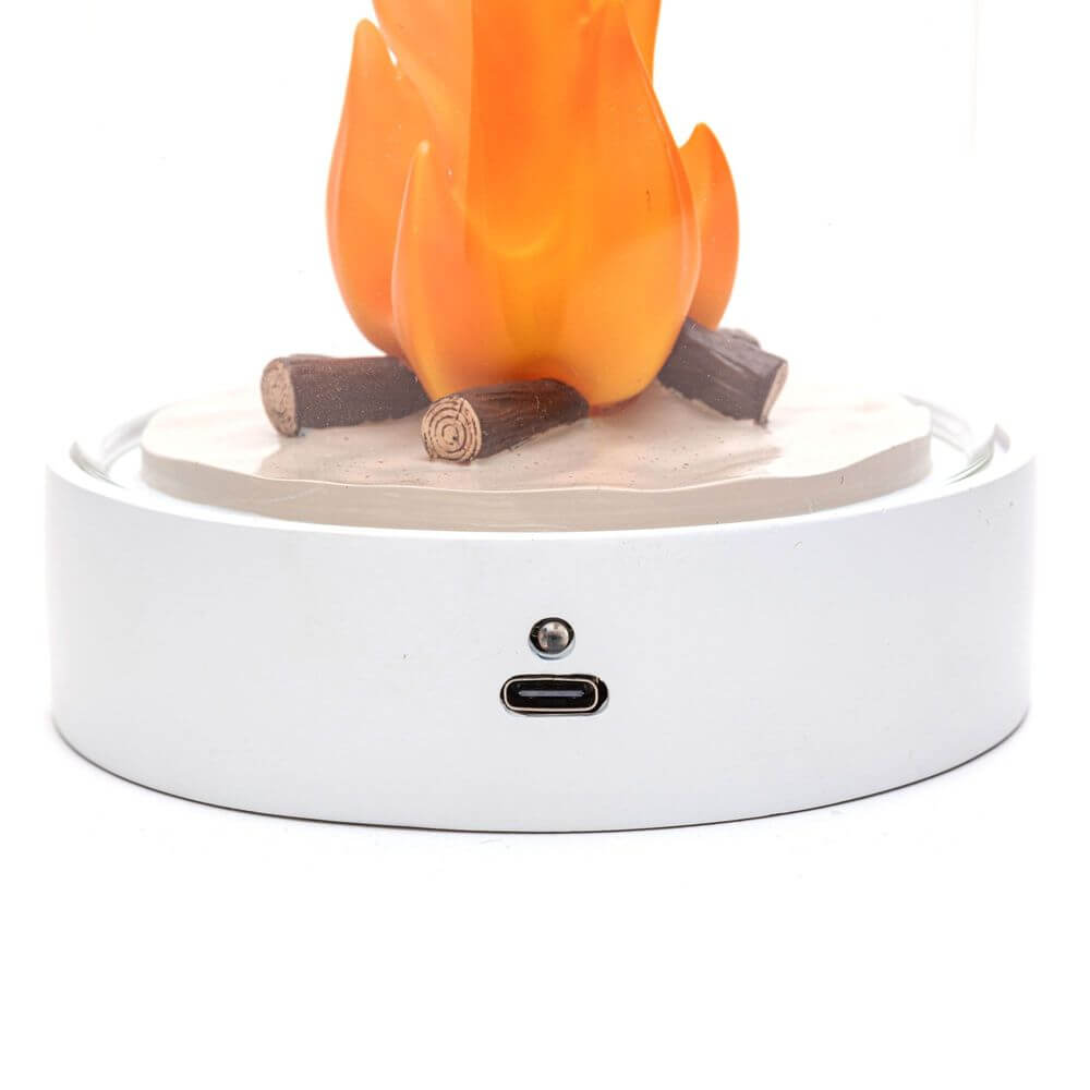 Seletti My Little Bonfire LED-Tischleuchte Flammeneffekt mit Harzflamme, Glaskuppel und USB-C Anschluss auf weißem Sockel