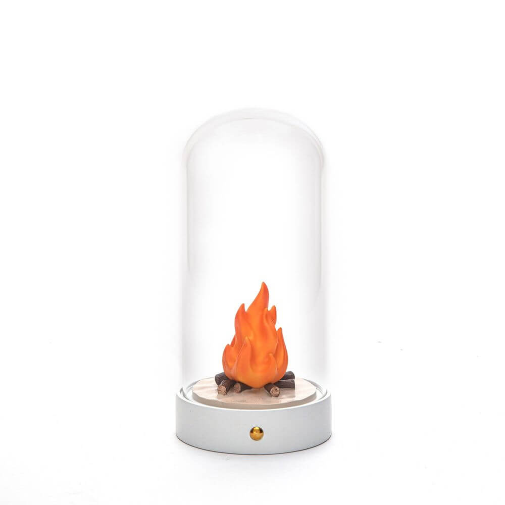 Seletti My Little Bonfire LED-Tischleuchte Flammeneffekt mit Harzflamme unter Glaskuppel auf weißem Sockel