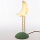 Seletti My Secret Place LED-Tischleuchte mit mondförmigem Leuchtkörper, Leiter-Design und grünem Sockel