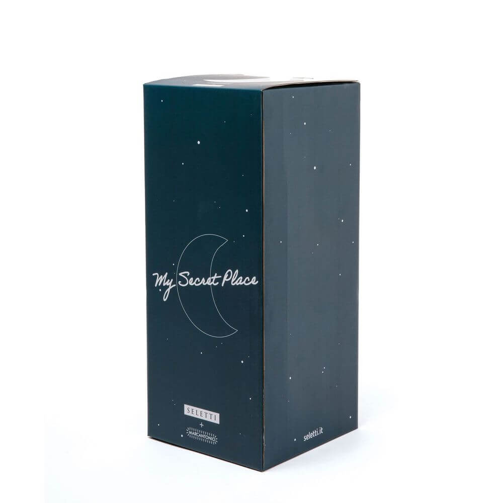 Seletti My Secret Place LED-Tischleuchte Verpackung in dunkelblauer Retail-Box mit Mond-Design und Markenlogo