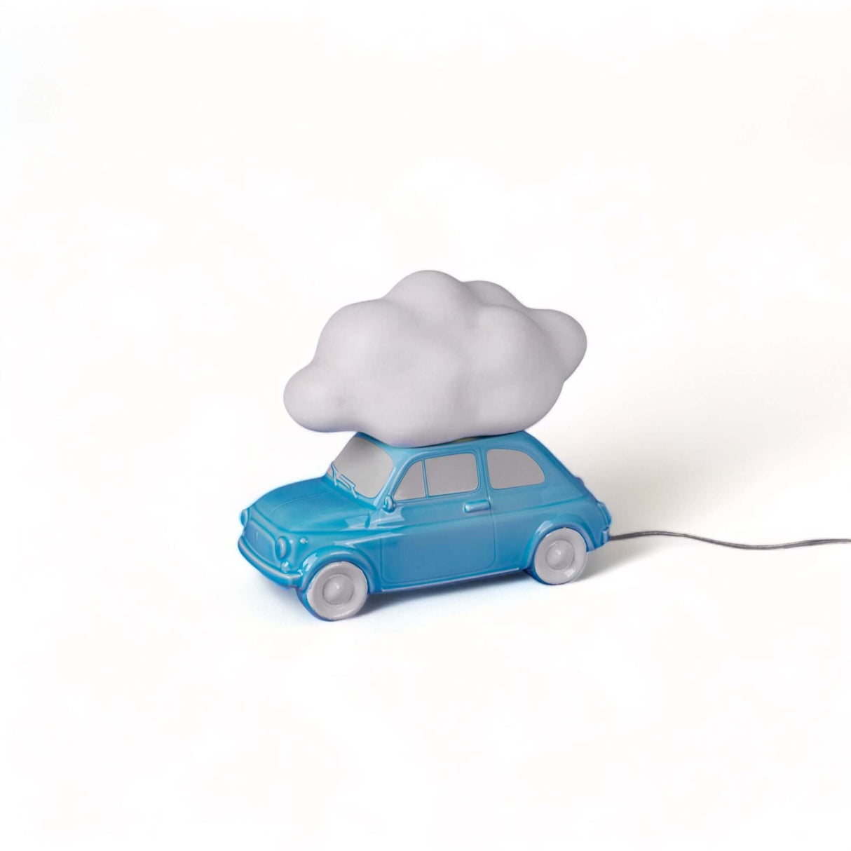 Seletti Nuvola Porzellan-Tischleuchte dimmbar als weiße Wolkenlampe auf blauem Auto – designer Tischleuchte aus Porzellan mit dimmbarer G9-LED
