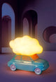 Seletti Nuvola Porzellan-Tischleuchte dimmbar als leuchtende Wolke auf blauem Retro-Auto, dimmbare Porzellan-Glas-Lampe von Gabriele Picco