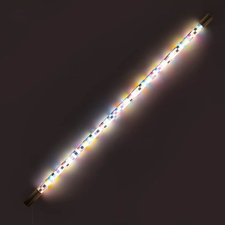 Applique murale Seletti Pixel avec des motifs graphiques lumineux et des finitions en métal doré au design moderne.