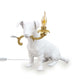 Seletti Rio LED-Tischleuchte weiß - weiße Hundefigur mit goldfarbener Rokoko-Kerzenleuchte und sichtbarem Kabel