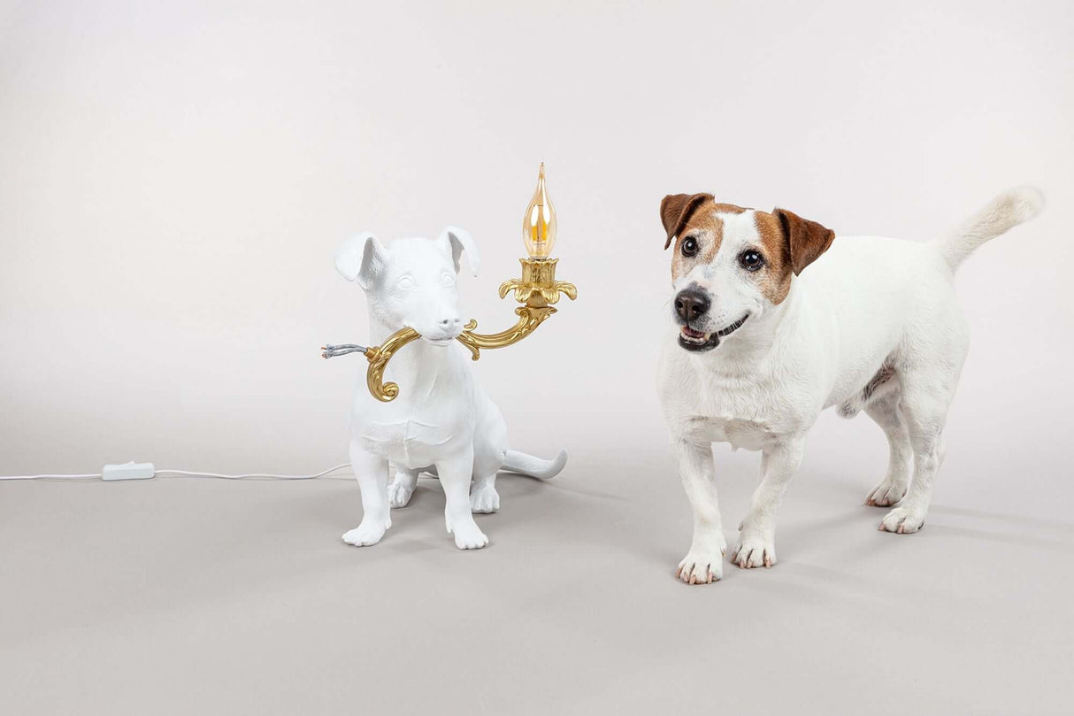Seletti Rio LED-Tischleuchte weiß - weiße Hundefigur-Lampe mit goldfarbener Rokoko-Kerzenleuchte, Design von Marcantonio