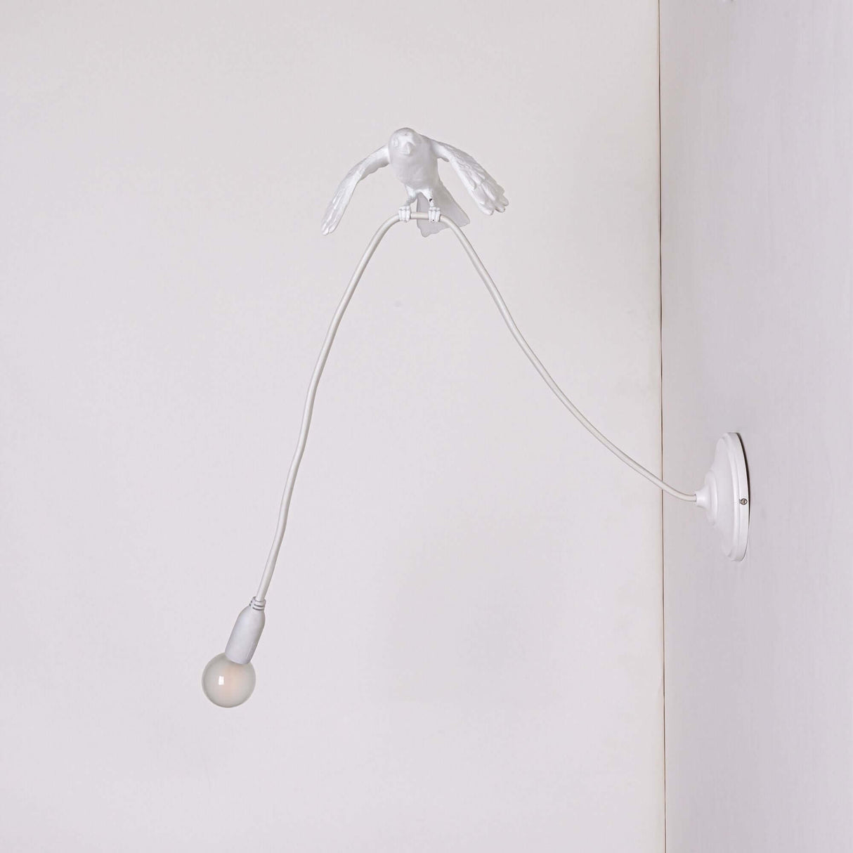 Seletti Sparrow Taking-Off Wandleuchte Weiß - weiße Vogel-Wandleuchte aus Harz mit flexiblem Kabel und Birne, verspieltes Marcantonio-Design