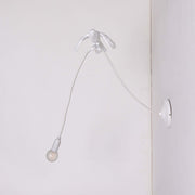 Seletti Sparrow Taking-Off Wandleuchte Weiß mit Spatz-Design, flexiblem Kabel und Leuchtmittel an weißer Wand