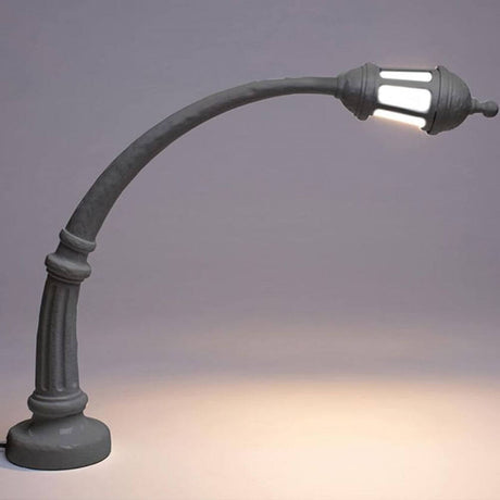 Seletti Street gulvlampe og buelampe med morsomt, svingete design og vintageinspirert belysning.