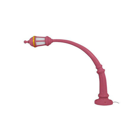 Seletti Street gulvlampe og buelampe i rosa vintage-design med et muntert uttrykk.