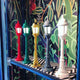 Seletti Street Tischlampe in verschiedenen Farben auf einem Regal, Retro-Dekor für fantastisches Ambiente.