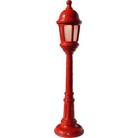 Seletti Street bordlampe i rødt, forvandler ethvert rom til et fantastisk diorama.