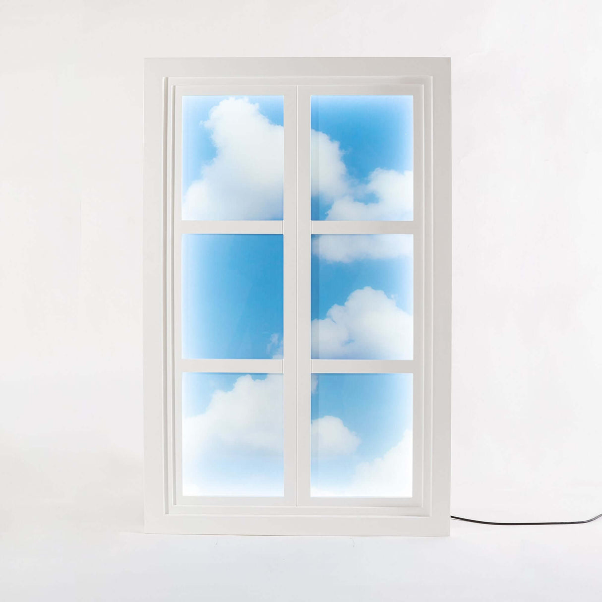 Seletti Suite Window Wandleuchte Holz Acryl Wandleuchte mit Fensteroptik und himmelblauer Wolkenansicht, Designobjekt von Marcantonio