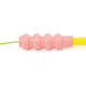 Seletti Superlinea LED-Leuchte 141cm - Nahaufnahme pinker geriffelter Griff und gelbe Stange, modernes italienisches Design