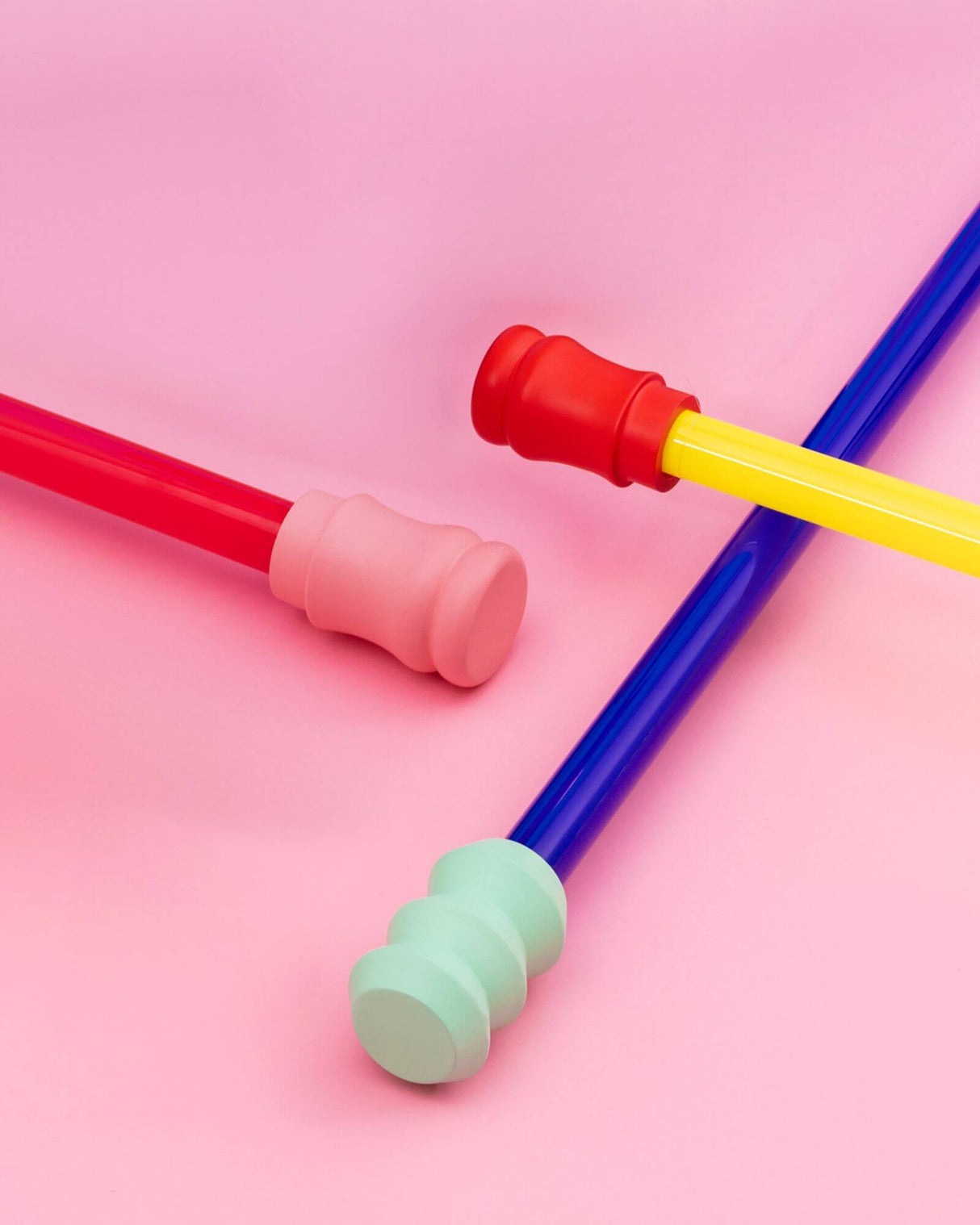 Seletti Superlinea LED-Leuchte 141cm – Close-up bunte Stangen mit farbigen Endkappen auf rosa Hintergrund, modernes Design
