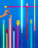 Seletti Superlinea LED-Leuchte 141cm in bunten Neonfarben vor blauem Hintergrund, modernes Design und stapelnde Hand mit Macarons