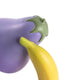 Seletti Vitamin Tischleuchte Aubergine Mehrfarbig – Nahaufnahme der lila Aubergine mit grünem Stiel und gelbem Lampenarm