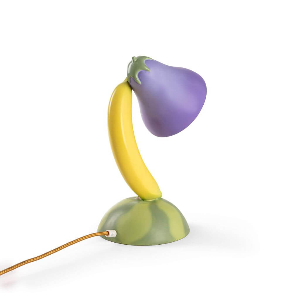 Seletti Vitamin Tischleuchte Aubergine Mehrfarbig – bunte Marcantonio Tischlampe in Auberginenform, gelber Stiel und grüner Sockel