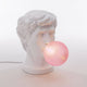 Seletti Wonder Times Tischleuchte LED E14 – skulpturale Pop‑Art Lampe Kopf mit rosa 'Kaugummi' Leuchtkugel, Design Uto Balmoral