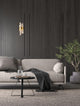 Seneca LED Pendelleuchte Ø 6,5cm 3000K Schwarz, Gold über einem modernen Sofa im Wohnzimmer.