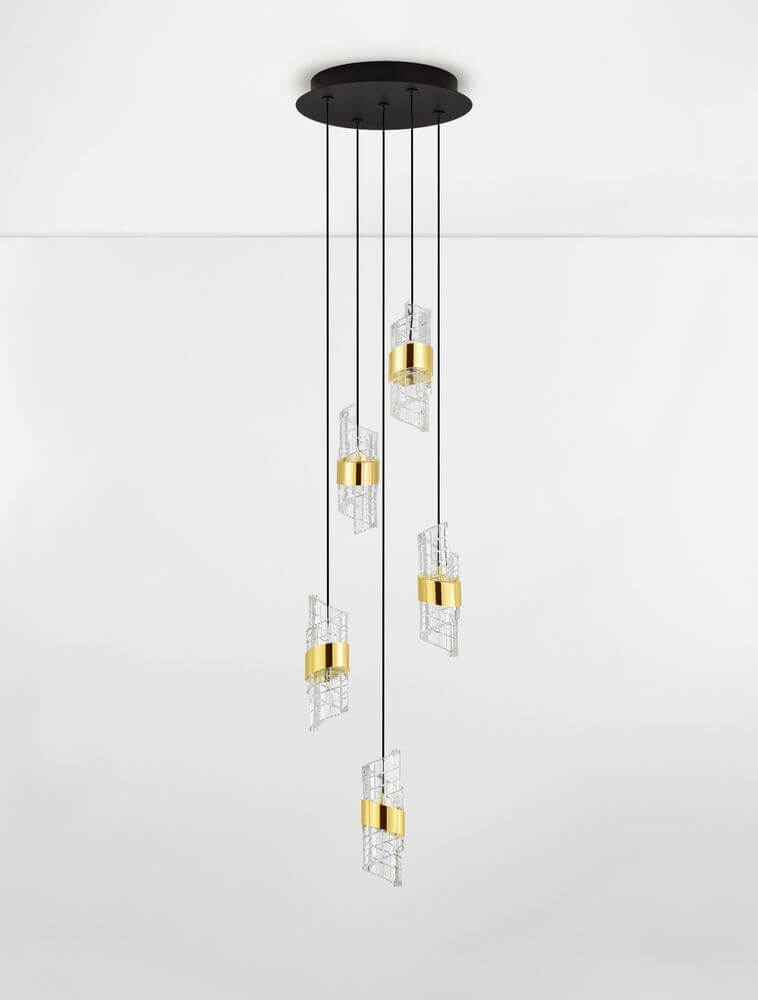 Seneca LED Pendelleuchte 5-flammig Ø 30cm 3000K Schwarz, Gold an einer Decke, elegante Lichtquelle.