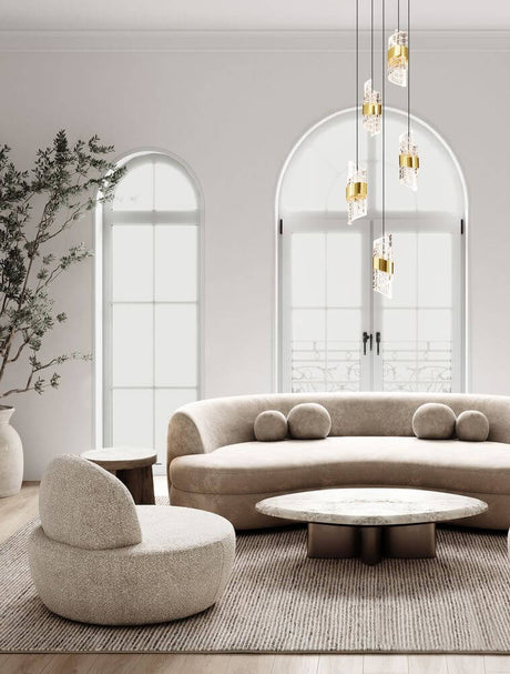 Seneca LED 5-pære pendel Ø 30cm 3000K sort, guld i en moderne stue med elegante møbler.