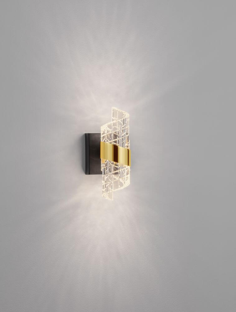Seneca LED Wandleuchte 3000K Schwarz, Gold an einer Wand montiert mit edlem Design und Lichtstrahlen.