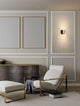 Seneca LED Wandleuchte 3000K Schwarz, Gold in eleganter Wohnumgebung mit modernen Möbeln.