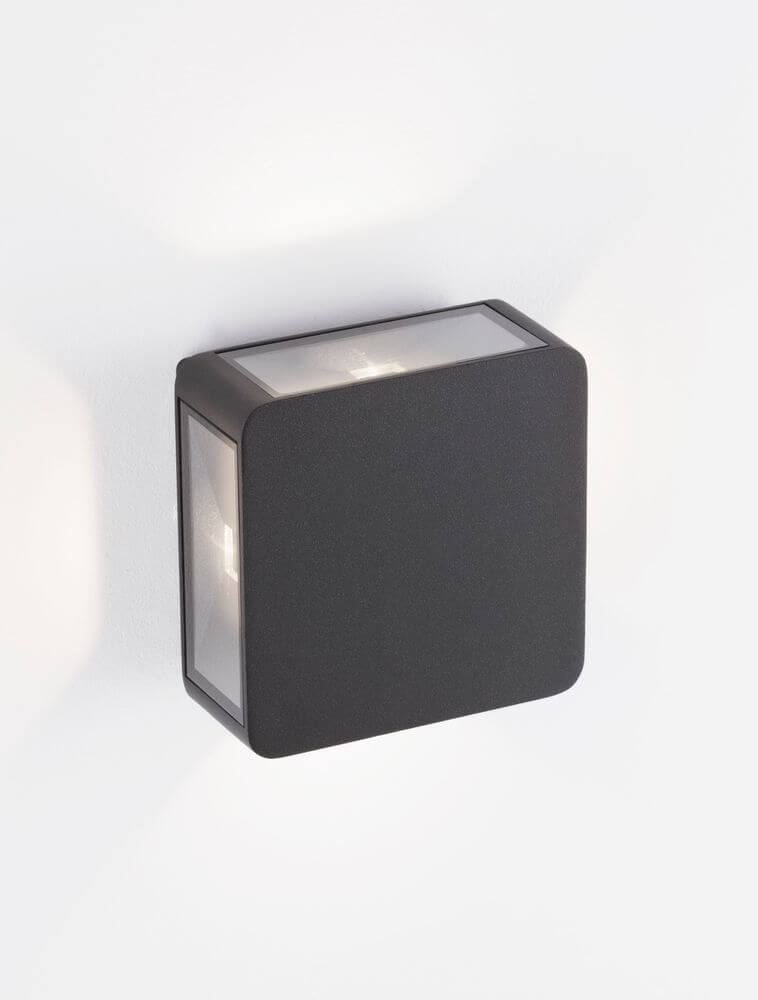 Serika LED Außenwandleuchte 3000K Anthrazit IP65 an einer Wand montiert