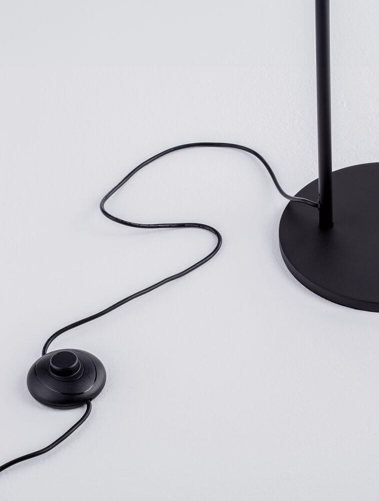Sfera Stehlampe 3000K Schwarz mit schwarzem Kabel und Schalter für modernes Wohndesign.