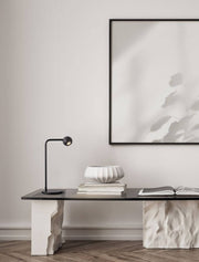 Sfera Tischleuchte 3000K Schwarz auf modernem Tisch im minimalistischen Wohnraum