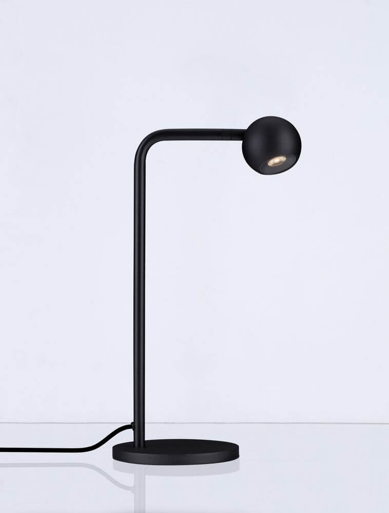 Sfera Tischleuchte 3000K Schwarz auf einem modernen Tisch mit schwarzem Metallrahmen und runder Basis.