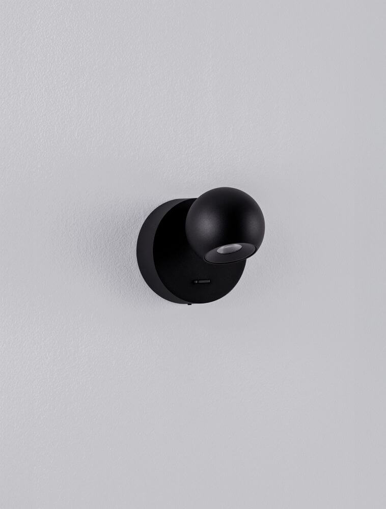 Sfera Wandleuchte 3000K Schwarz an der Wand montiert, modernes Design in Schwarz.