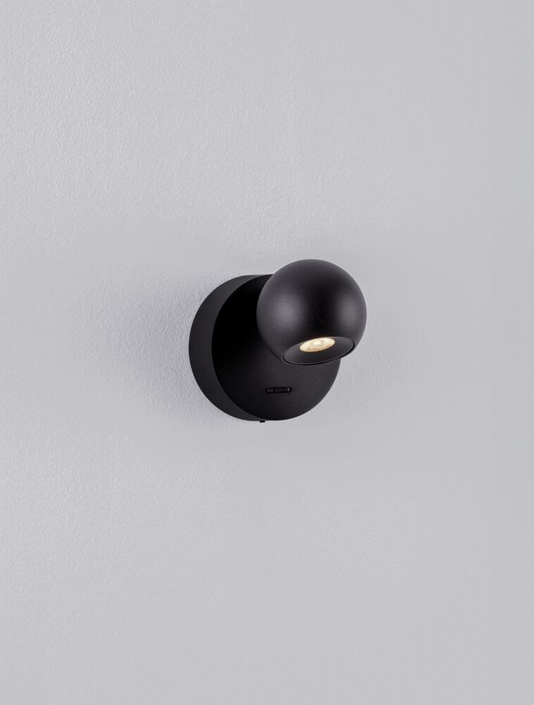 Sfera Wandleuchte 3000K Schwarz, modernes Wandlicht in elegantem Schwarz für stilvolle Innenräume.