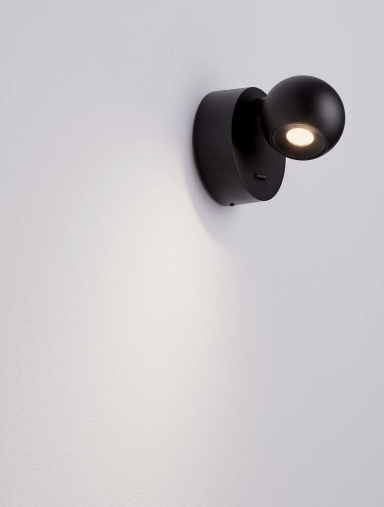 Sfera Wandleuchte 3000K Schwarz an der Wand mit modernem Design und schwarzer Oberfläche.