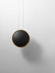 Shell LED Pendelleuchte Ø 20cm 3000K Schwarz, Gold an einer Wand, modernes Design mit goldfarbenem Rahmen.