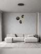 Shell LED Pendelleuchte 3-flammig Ø 48cm 3000K Schwarz, Gold im modernen Wohnraum mit Couch.