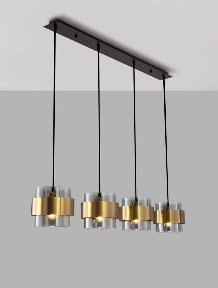 Sianna Pendelleuchte 4-flammig Gold, Rauch, Schwarz auf grauem Hintergrund mit mattschwarzem Metall und rauchfarbenem Glas.