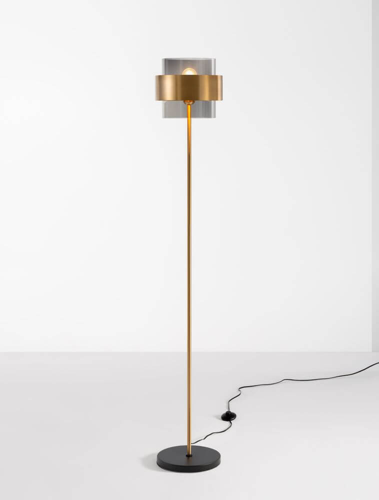 Sianna Stehlampe Gold, Rauch, Schwarz im modernen Design mit mattschwarzem Metall und einem eleganten Messingring.