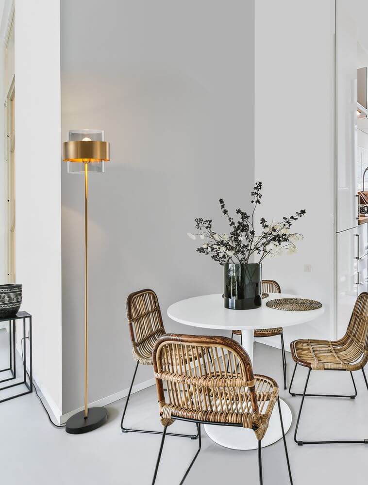 Sianna Stehlampe Gold, Rauch, Schwarz in modernem Wohnambiente mit Rattanstühlen und Tisch.