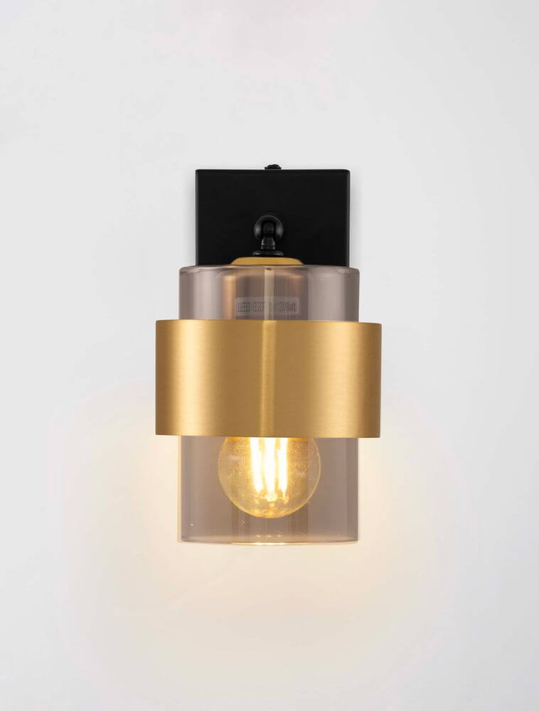 Sianna Wandleuchte E27 Schwenkbar Schwarz, Gold mit goldener Außenseite und gläsernem Lampenschirm.
