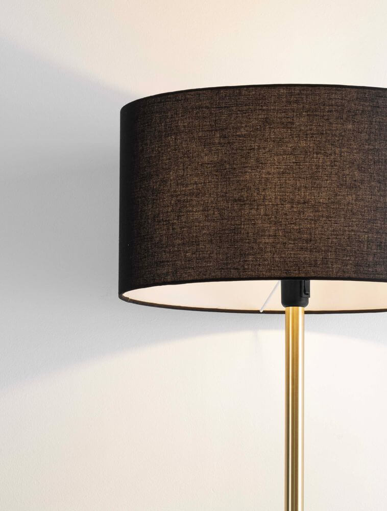 Sibnia Stehlampe E27 Ø 45cm mit schwarzem Lampenschirm und goldenem Fuß.