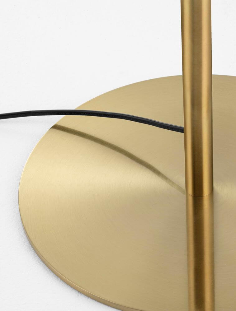 Detailaufnahme der Basis der Sibnia Stehlampe E27 Ø 45cm mit schwarzem Kabel und glanzvollem goldenen Standfuß.
