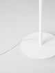 Sibnia Stehlampe E27 Ø 45cm mit weißem Sockel und Kabel auf grauem Boden.